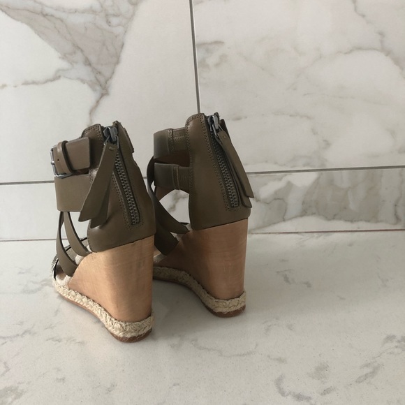 Dolce Vita wedges with zebra print toe strap - Picture 4 of 4